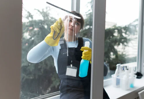 Nettoyage de vitres intérieures et extérieures à Courbeveille